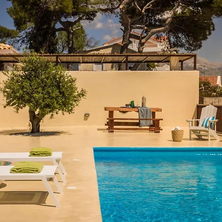 Vilă Akrolithos Kouvalata